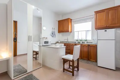 Una cocina o zona de cocina en Studio near the Sea and City