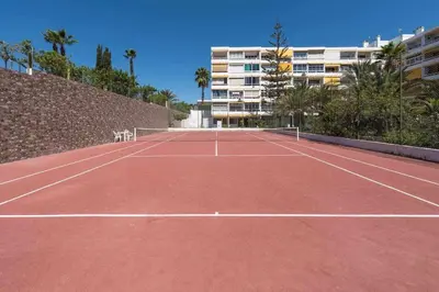 Instalaciones para jugar a tenis o squash en ALOE PRECIOSO CLOSE TO YUMBO BEACHES DUNAS o alrededores