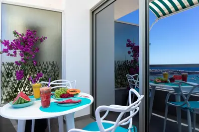Un balcón o terraza de Frontline with Blue Views