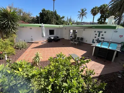 Jardín al aire libre en FANTASTICA vivienda en San Agustin con piscina