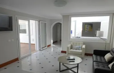 Una televisión o centro de entretenimiento en FANTASTICA vivienda en San Agustin con piscina