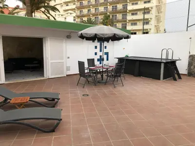 Un patio o zona al aire libre en FANTASTICA vivienda en San Agustin con piscina