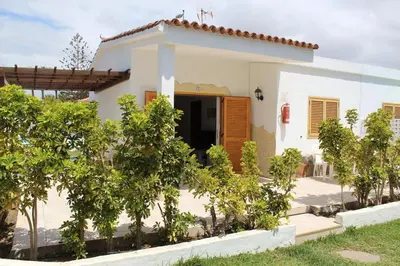 Jardín al aire libre en Precioso Bungalow 1 by CASAS COCODRILO
