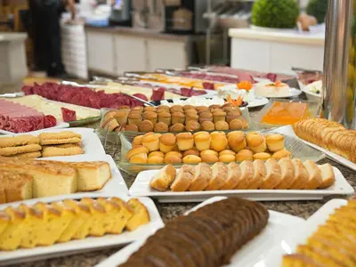 Comida en o cerca de este resort