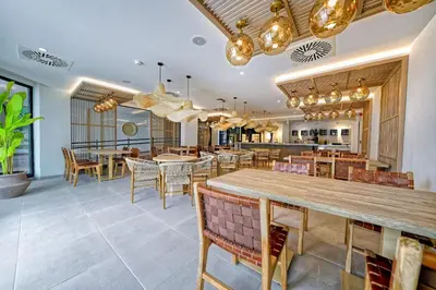Un restaurante o sitio para comer en H10 Costa Mogán - Adults Only