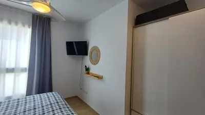 Una televisión o centro de entretenimiento en Modern house with 2 bedrooms near the beach