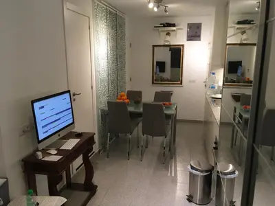 Una televisión o centro de entretenimiento en Studio Home for Beach Holiday