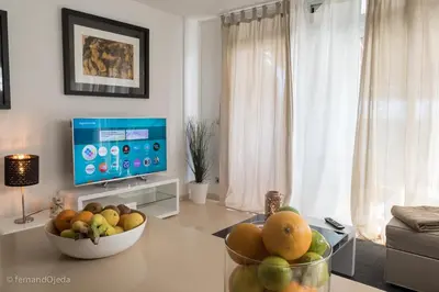 Una televisión o centro de entretenimiento en First Line Seaside