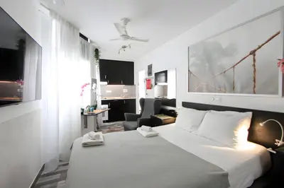 Una televisión o centro de entretenimiento en Interior Studio Serviced Apartment