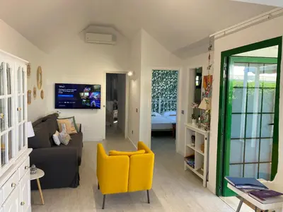 Una televisión o centro de entretenimiento en Beach Flor Bungaló 42 La Gema del Sur