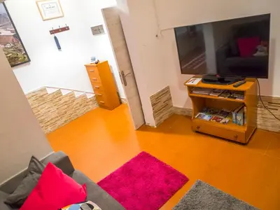 Una televisión o centro de entretenimiento en apartamento canarias