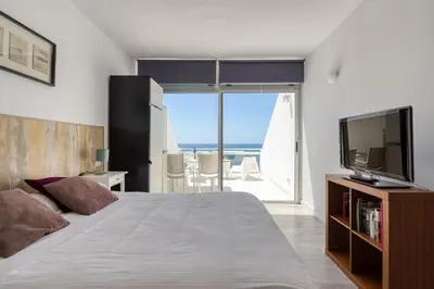 Una televisión o centro de entretenimiento en Great terrace sea views - Wifi By Canariasgetaway