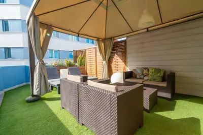 Zona de estar de Sahara Suite. Air conditioned.