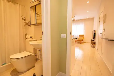 Un baño de Sahara Suite. Air conditioned.
