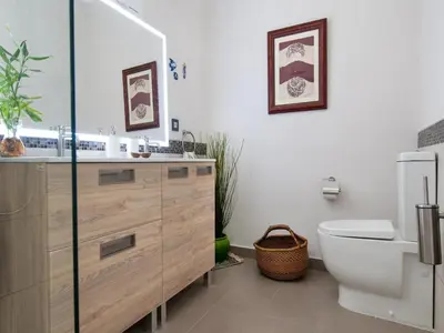 Un baño de Beautiful Beach Apartment M&B IV by Las Canteras by VillaGranCanaria