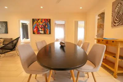 Zona de estar de Africa Master Suite 3 bedrooms. Aire acondicionado