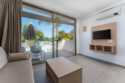 Una televisión o centro de entretenimiento en Servatur Eden & Buganvillas