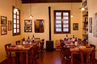 Un restaurante o sitio para comer en Refugio El Hornillo