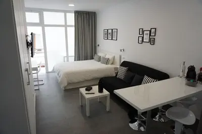 Cama o camas de una habitación en Black & White Las Canteras