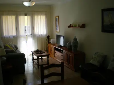 Una televisión o centro de entretenimiento en A Un Paso Del Mar
