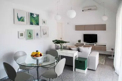 Una televisión o centro de entretenimiento en Maspalomas Suites