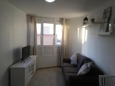 Una televisión o centro de entretenimiento en Sol y mar