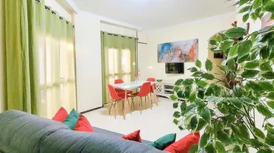 Una televisión o centro de entretenimiento en GuestReady - Dimar A pasos de la Playa de Las Canteras