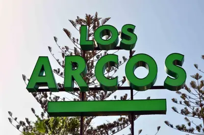 Certificado, premio, señal o documento que está expuesto en Bungalows Los Arcos