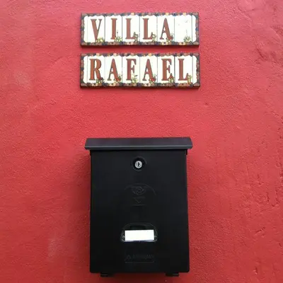 Certificado, premio, señal o documento que está expuesto en Villa Rafael