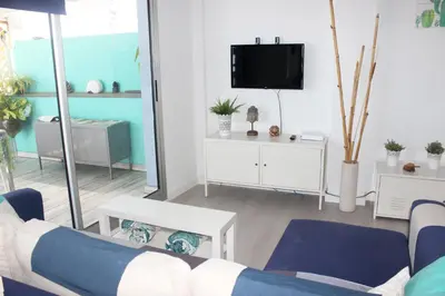 Una televisión o centro de entretenimiento en Cactus Home Penthouse
