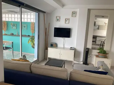 Una televisión o centro de entretenimiento en Cactus Home Penthouse