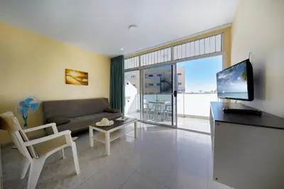 Una televisión o centro de entretenimiento en Apartamentos Strelitzias