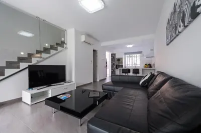 Una televisión o centro de entretenimiento en BUNGALOW BAHÍA MELONERAS