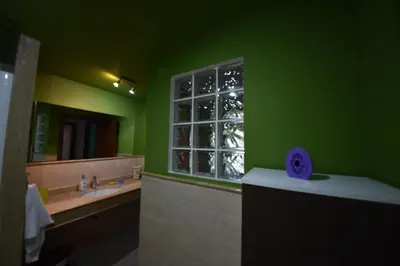 Un baño de Casa El tonelero con jardín y piscina privada