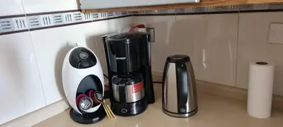 Utensilios para hacer té y café en nikis Flat
