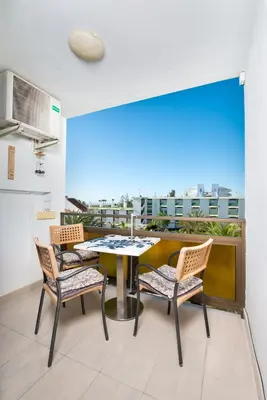 Un balcón o terraza de nikis Flat