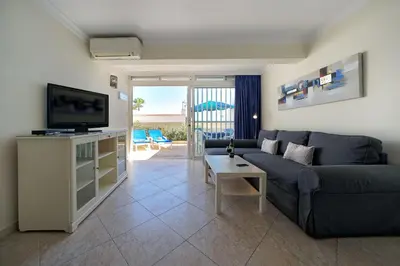 Una televisión o centro de entretenimiento en Ocean view apartments Las Flores I