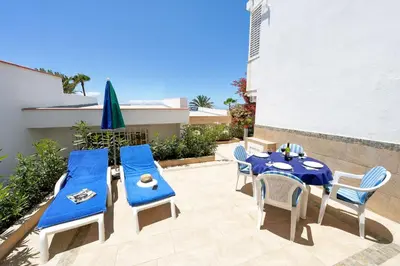 Un balcón o terraza de Ocean view apartments Las Flores I
