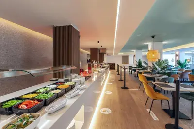 Comida en o cerca de este hotel