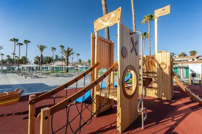 Zona de juegos infantil en Kumara Serenoa By Lopesan Hotels