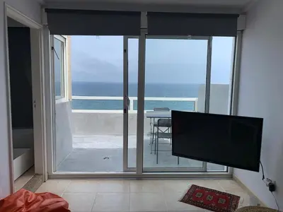 Una televisión o centro de entretenimiento en Beach line apartment