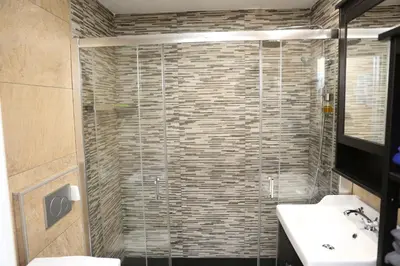 Un baño de Avenida de la Cornisa 11