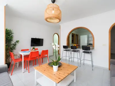 Una televisión o centro de entretenimiento en Next to the beach 5 beds - Wifi by CanariasGetaway