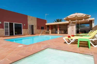Piscina en o cerca de Villa Los Azules with pool and jacuzzi