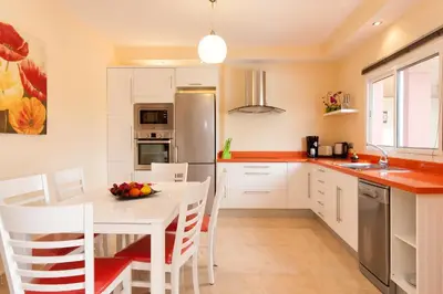 Una cocina o zona de cocina en Villa Los Azules with pool and jacuzzi
