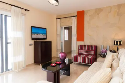 Una televisión o centro de entretenimiento en Villa Los Azules with pool and jacuzzi