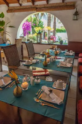 Un restaurante o sitio para comer en Birdcage Gay Men Resort and Lifestyle Hotel