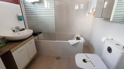 Un baño de Birdcage Gay Men Resort and Lifestyle Hotel