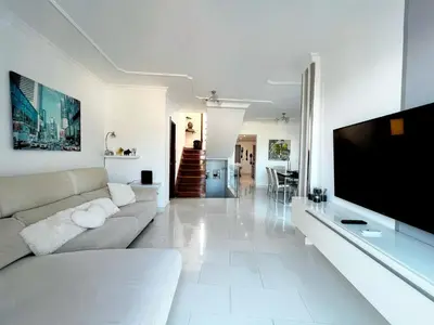 Una televisión o centro de entretenimiento en Maravillosas vistas y el mejor clima del mundo!