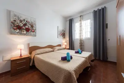Cama o camas de una habitación en Private Solarium - 2BR House Near the Airport